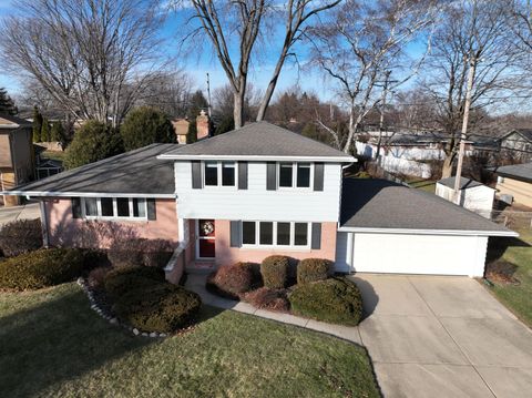 Photo of 1704 Oak St, South Milwaukee, WI 53172 (MLS # 1947631)