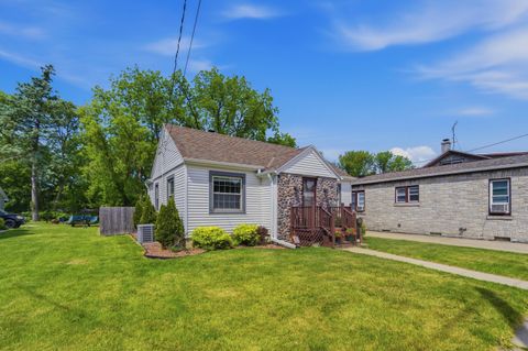 Photo of 206 W Second St, Oconomowoc, WI 53066 (MLS # 1964623)