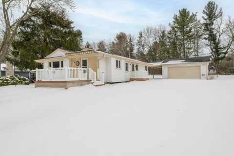 Photo of 21401 W Woodland Dr, New Berlin, WI 53146 (MLS # 1954334)