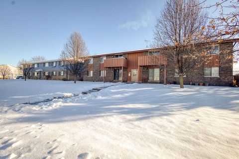 Photo of 10259 W Whitnall Edge Dr, Franklin, WI 53132 (MLS # 1949084)