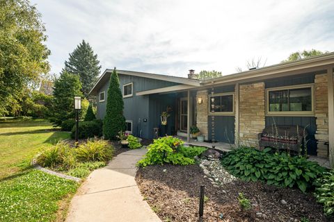 8201 Fairmont Ln, Greendale, WI 53129 - #: 1939216