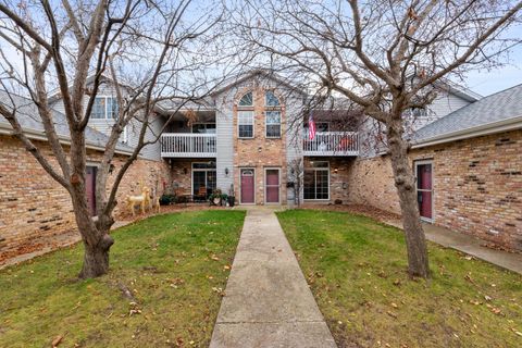 Photo of 180 W Oak Leaf Dr, Oak Creek, WI 53154 (MLS # 1943915)