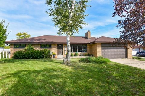 Photo of 2237 Crestview Ct, Wauwatosa, WI 53226 (MLS # 1935916)