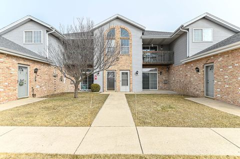 Photo of 401 W Aspen Dr, Oak Creek, WI 53154 (MLS # 1952300)