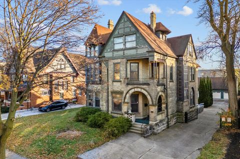 Photo of 2825 W Kilbourn Ave, Milwaukee, WI 53208 (MLS # 1942577)