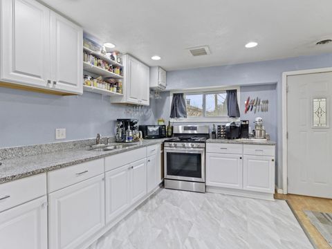 3923 S 41st St, Greenfield, WI 53221 - #: 1946096