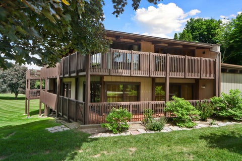 Photo of 910 Windsor Ct, Fontana, WI 53125 (MLS # 1968061)
