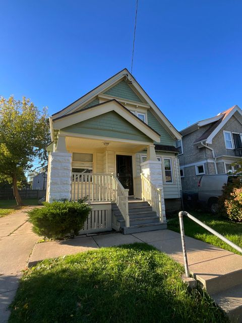 Photo of 121 W Keefe Ave, Milwaukee, WI 53212 (MLS # 1964933)