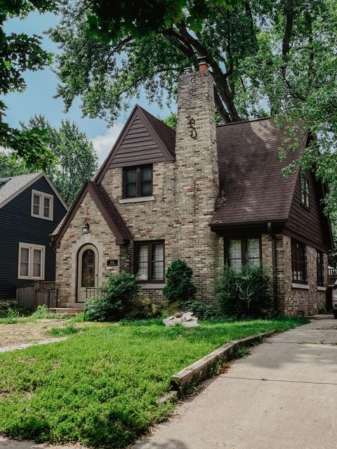 Photo of 8015 Hillcrest Dr, Wauwatosa, WI 53213 (MLS # 1930520)