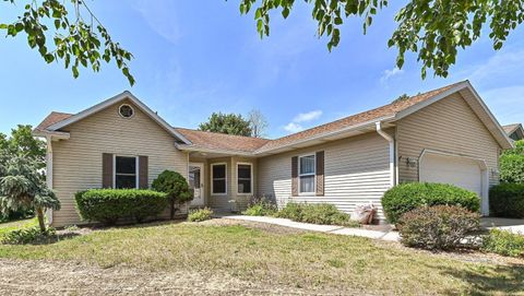 Photo of 4205 W Carmel Dr, Franklin, WI 53132 (MLS # 1930579)