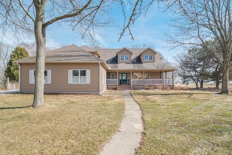 Photo of 5001 S 10th St, Manitowoc, WI 54220 (MLS # 1952092)