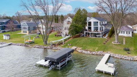 Photo of 5530 W Lake Dr, West Bend, WI 53095 (MLS # 1957482)