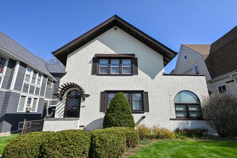 Photo of 3530 W Linden Pl, Milwaukee, WI 53208 (MLS # 1959158)