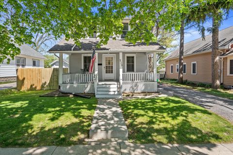 Photo of 939 N Greenfield Ave, Waukesha, WI 53186 (MLS # 1962554)