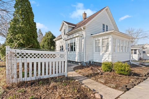 Photo of 1009 Wisconsin St, Watertown, WI 53094 (MLS # 1956103)