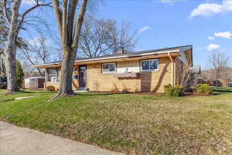 Photo of 603 Meadowbrook Dr, West Bend, WI 53090 (MLS # 1957091)