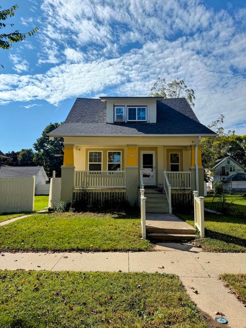 Photo of 5547 N 37th St N, Milwaukee, WI 53209 (MLS # 1944258)