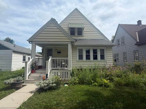 Photo of 5674 N 37th St, Milwaukee, WI 53209 (MLS # 1976866)