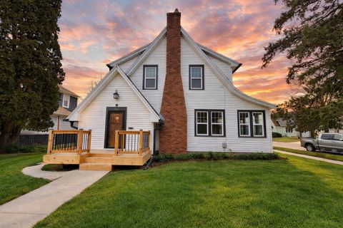 Photo of 1221 Grace St, Janesville, WI 53545 (MLS # 1951434)