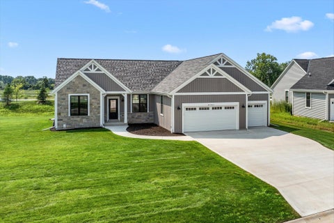 Photo of W251N2413 Valleyview Cir, Pewaukee, WI 53072 (MLS # 1982345)