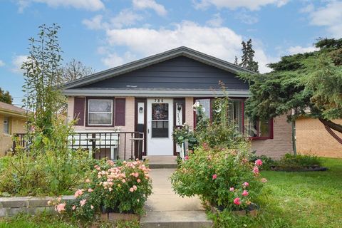 Photo of 2325 W Layton Ave, Milwaukee, WI 53221 (MLS # 1940229)