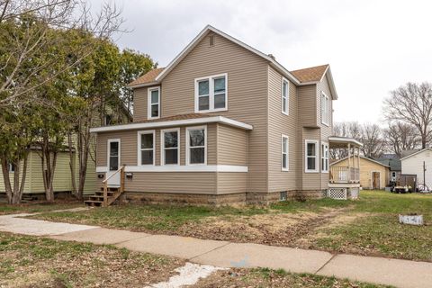 Photo of 1306 Charles St, La Crosse, WI 54601 (MLS # 1956112)