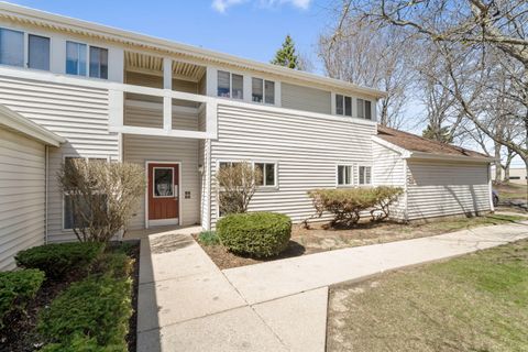 Photo of 863 W Puetz Rd, Oak Creek, WI 53154 (MLS # 1957739)