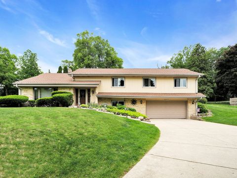 Photo of N82W15833 Valley View Dr, Menomonee Falls, WI 53051 (MLS # 1925906)