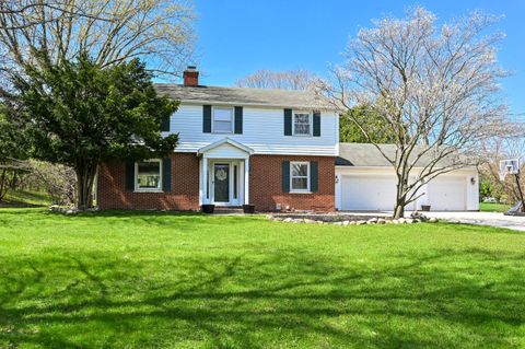 Photo of W278N1973 Lakeview Dr, Pewaukee, WI 53072 (MLS # 1958985)