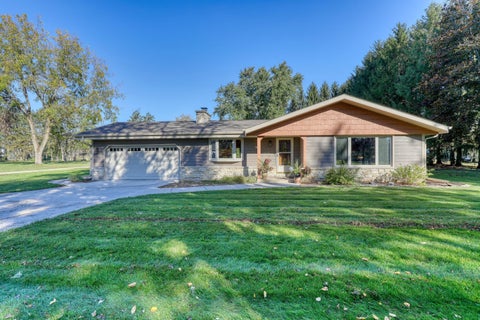 Photo of N82W28160 Marshall Dr, Merton, WI 53029 (MLS # 1985548)