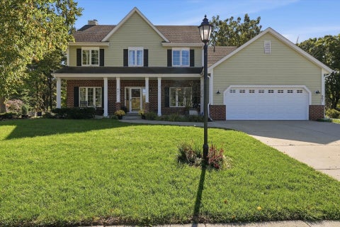 Photo of 661 Cassie Lynn Ln, Oconomowoc, WI 53066 (MLS # 1984863)