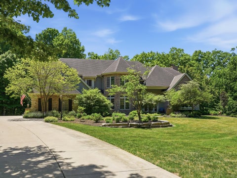 Photo of 10101 N Hunt Club Ct, Mequon, WI 53097 (MLS # 1965385)