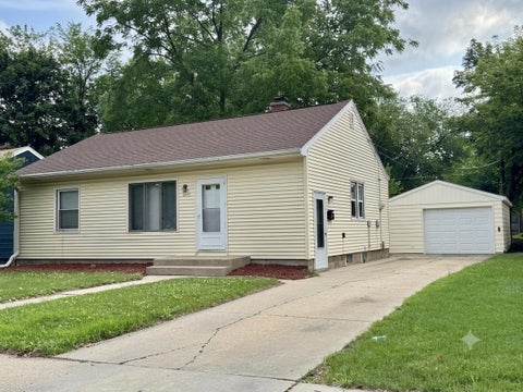 Photo of 4864 N 63rd St, Milwaukee, WI 53218 (MLS # 1975098)
