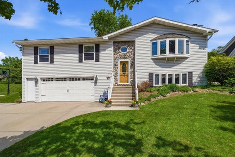 Photo of 924 N Grant St, Port Washington, WI 53074 (MLS # 1964258)
