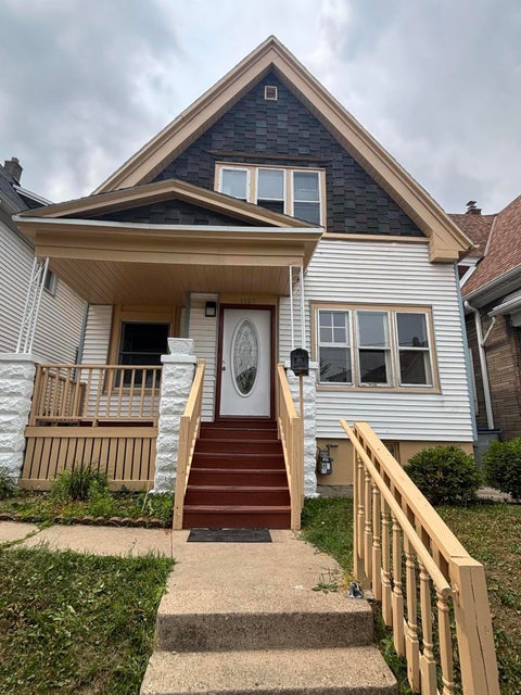 Photo of 1727 W Arrow St, Milwaukee, WI 53215 (MLS # 1978454)