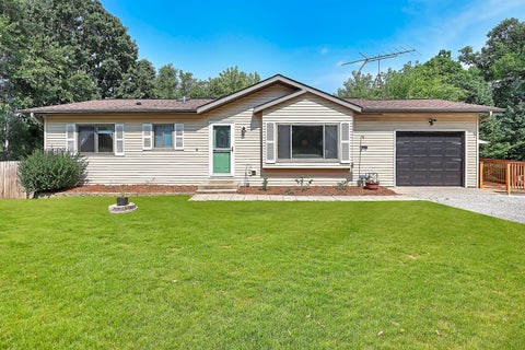 Photo of 2404 N Giles Dr, Bloomfield, WI 53105 (MLS # 1972844)