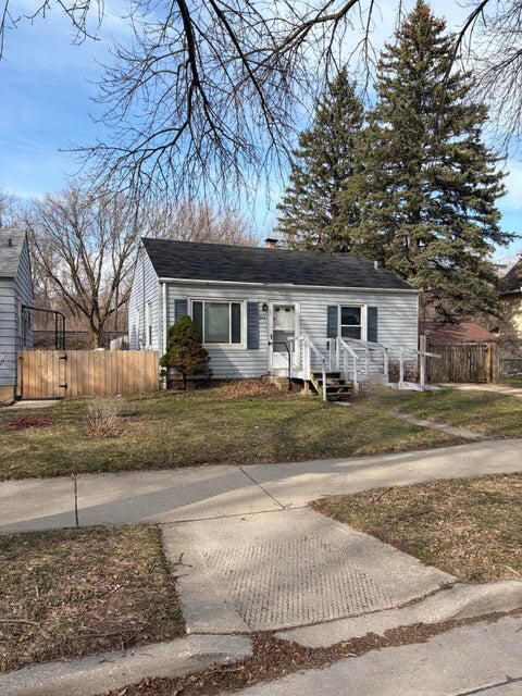 Photo of 900 E Holt Ave, Milwaukee, WI 53207 (MLS # 1955709)