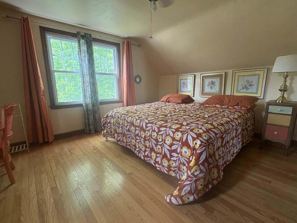 Milwaukee, Wisconsin 53215, United States, 3 Bedrooms Bedrooms, ,2 BathroomsBathrooms,Residential,Pending,196418