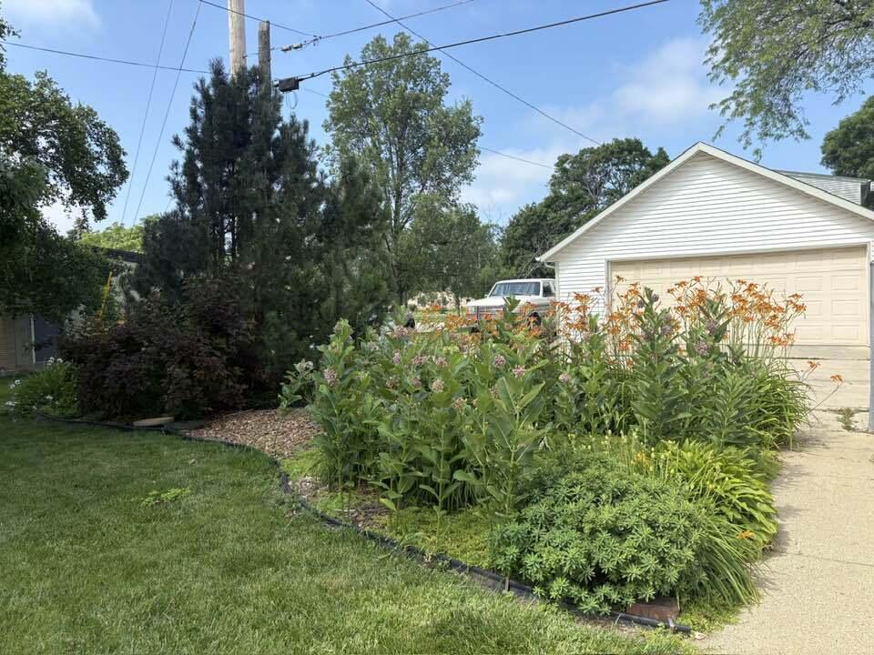 Milwaukee, Wisconsin 53215, United States, 3 Bedrooms Bedrooms, ,2 BathroomsBathrooms,Residential,Pending,196418