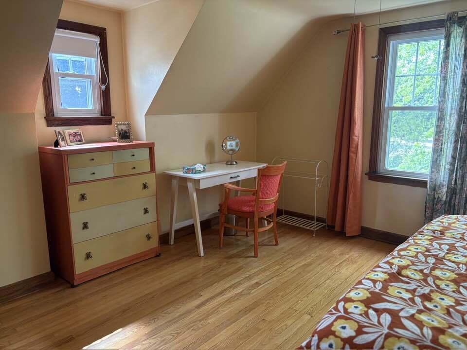 Milwaukee, Wisconsin 53215, United States, 3 Bedrooms Bedrooms, ,2 BathroomsBathrooms,Residential,Pending,196418