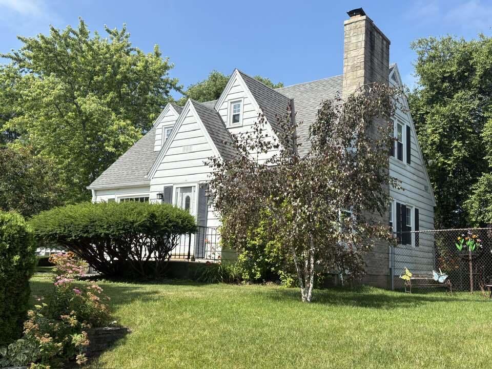 Milwaukee, Wisconsin 53215, United States, 3 Bedrooms Bedrooms, ,2 BathroomsBathrooms,Residential,Pending,196418