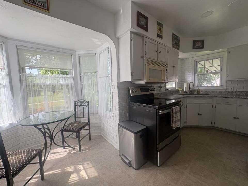 Milwaukee, Wisconsin 53215, United States, 3 Bedrooms Bedrooms, ,2 BathroomsBathrooms,Residential,Pending,196418