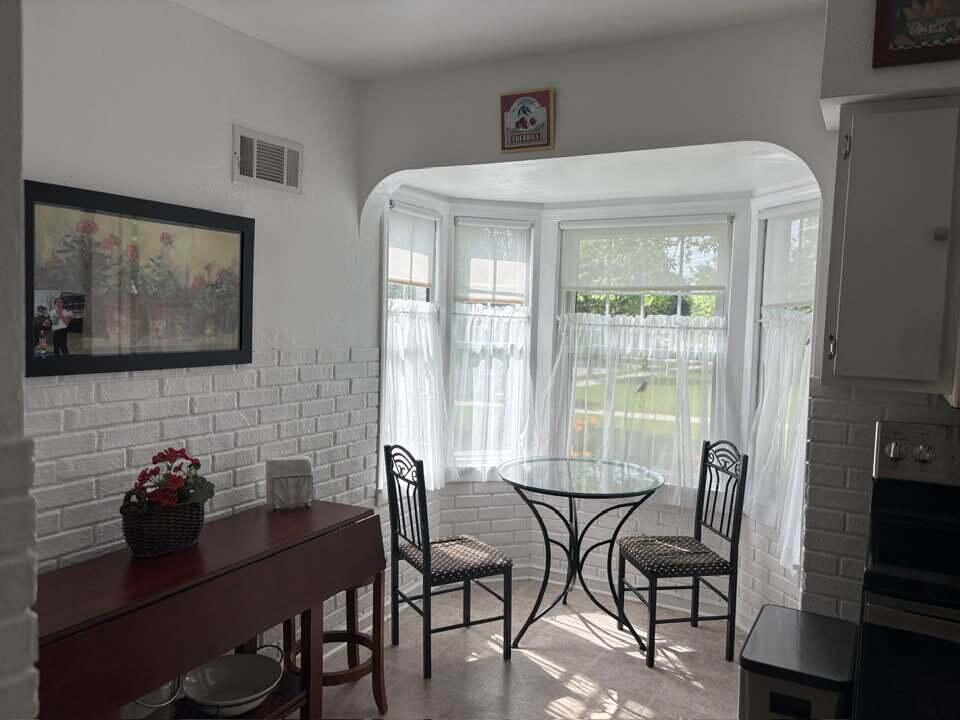 Milwaukee, Wisconsin 53215, United States, 3 Bedrooms Bedrooms, ,2 BathroomsBathrooms,Residential,Pending,196418