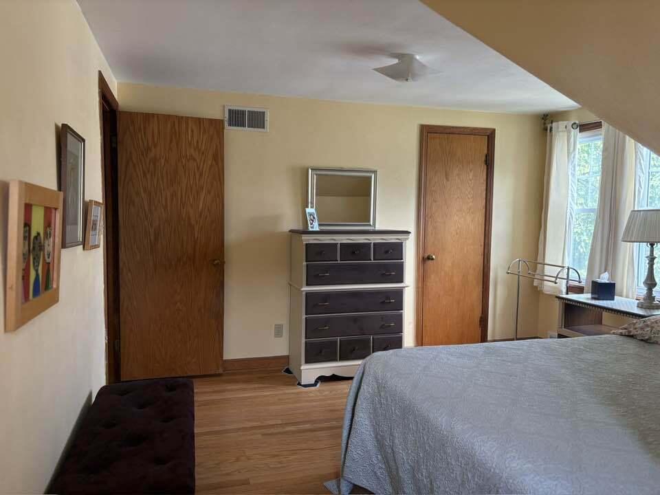 Milwaukee, Wisconsin 53215, United States, 3 Bedrooms Bedrooms, ,2 BathroomsBathrooms,Residential,Pending,196418