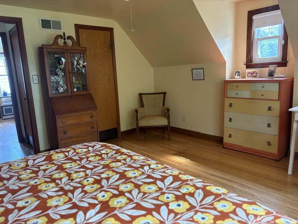 Milwaukee, Wisconsin 53215, United States, 3 Bedrooms Bedrooms, ,2 BathroomsBathrooms,Residential,Pending,196418