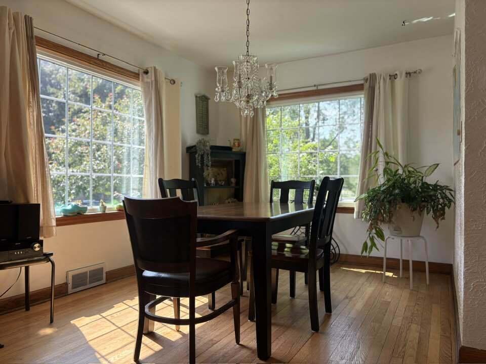 Milwaukee, Wisconsin 53215, United States, 3 Bedrooms Bedrooms, ,2 BathroomsBathrooms,Residential,Pending,196418