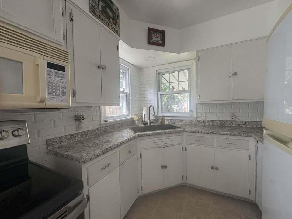 Milwaukee, Wisconsin 53215, United States, 3 Bedrooms Bedrooms, ,2 BathroomsBathrooms,Residential,Pending,196418