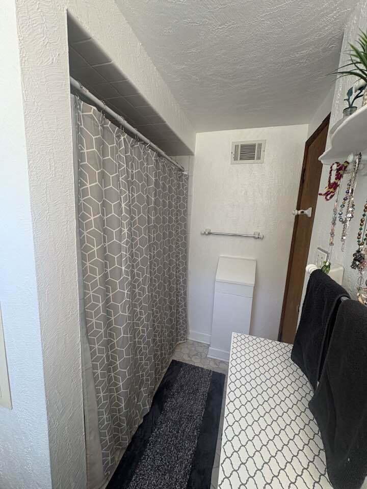 Milwaukee, Wisconsin 53215, United States, 3 Bedrooms Bedrooms, ,2 BathroomsBathrooms,Residential,Pending,196418