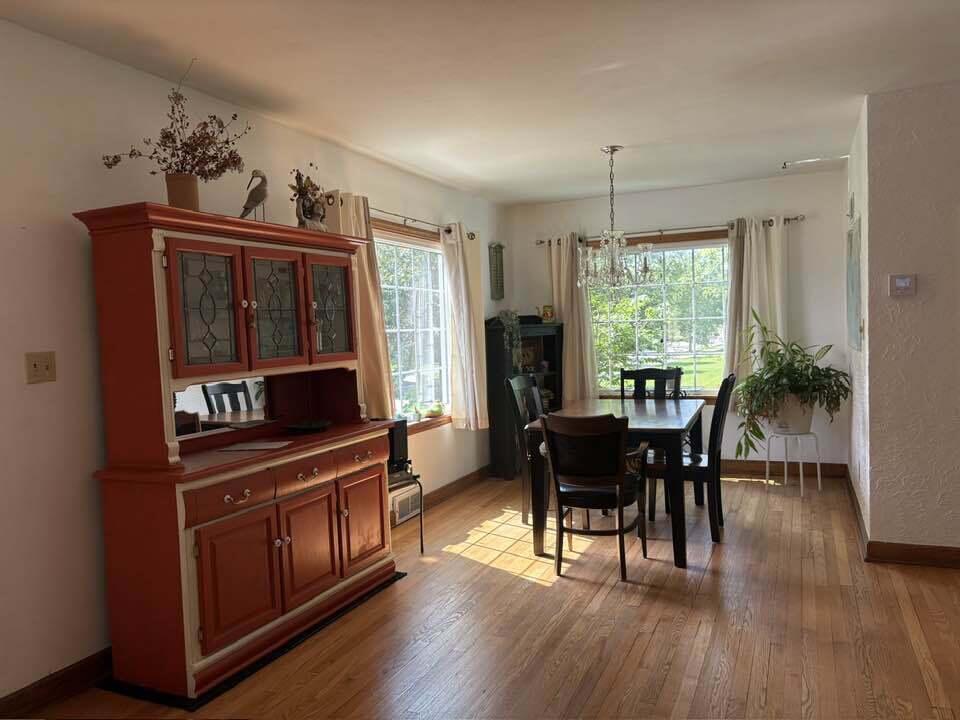 Milwaukee, Wisconsin 53215, United States, 3 Bedrooms Bedrooms, ,2 BathroomsBathrooms,Residential,Pending,196418