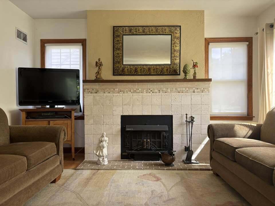 Milwaukee, Wisconsin 53215, United States, 3 Bedrooms Bedrooms, ,2 BathroomsBathrooms,Residential,Pending,196418